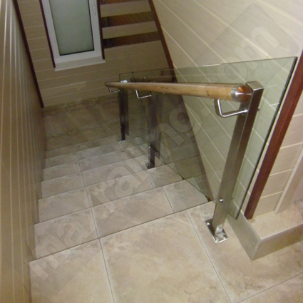 Парапет за стълби